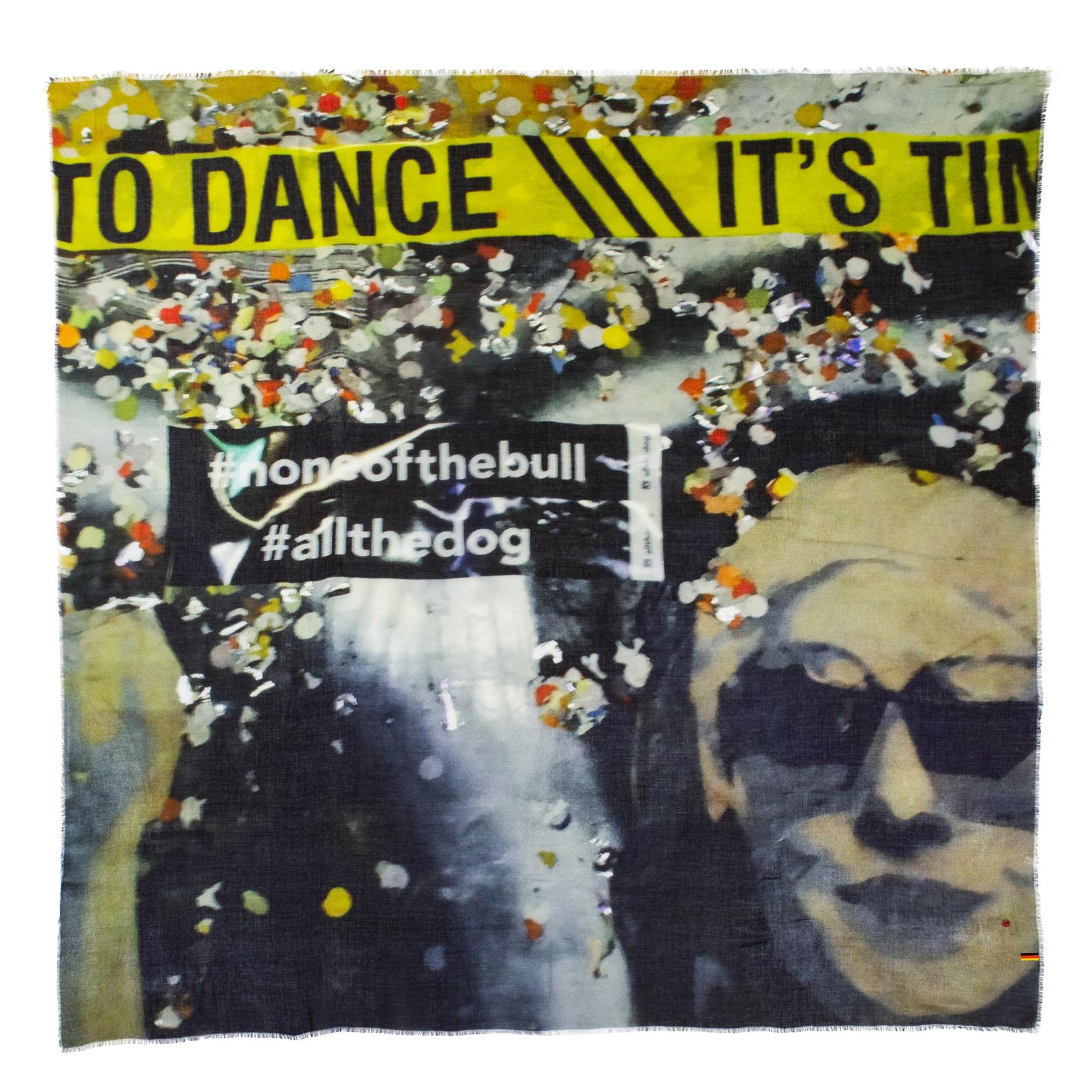 Walldog_scarf_Ela_dancing-in-berlin