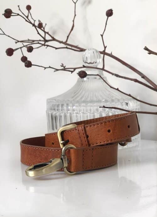 OlivaSofia_Strap_Leather_Lifestyle_Cognac-500x691