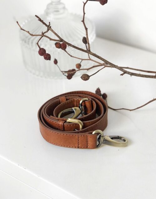 OlivaSofia_Strap_Leather_Lifestyle_Cognac2-500x635