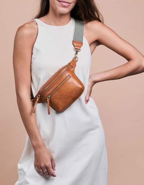 becks_bum_bag_cognac_model2-1-500x644