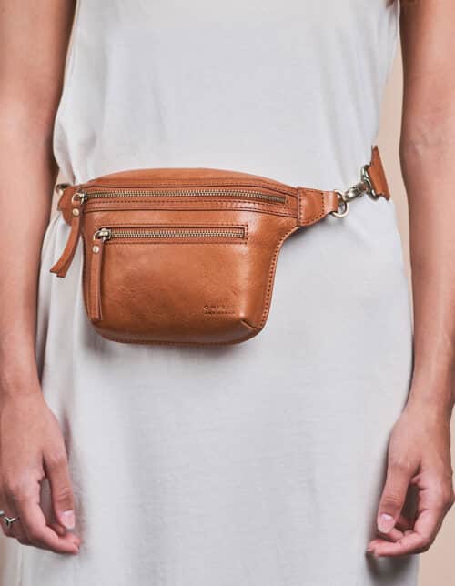 becks_bum_bag_cognac_model_close_up_4-500x644