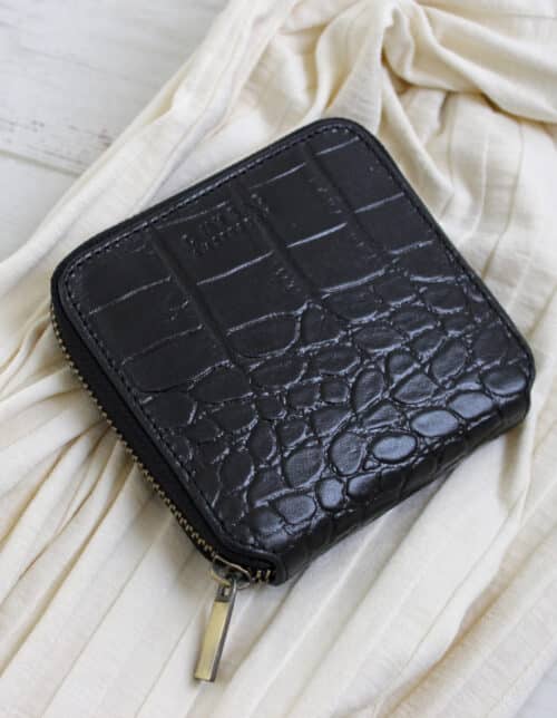 sonny_square_wallet_black_croco_lifestyle_1-500x644