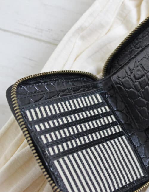 sonny_square_wallet_black_croco_lifestyle_2-500x644