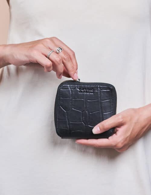sonny_square_wallet_croco_black_model_1-500x644