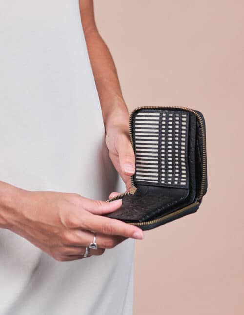 sonny_square_wallet_croco_black_model_3-500x644