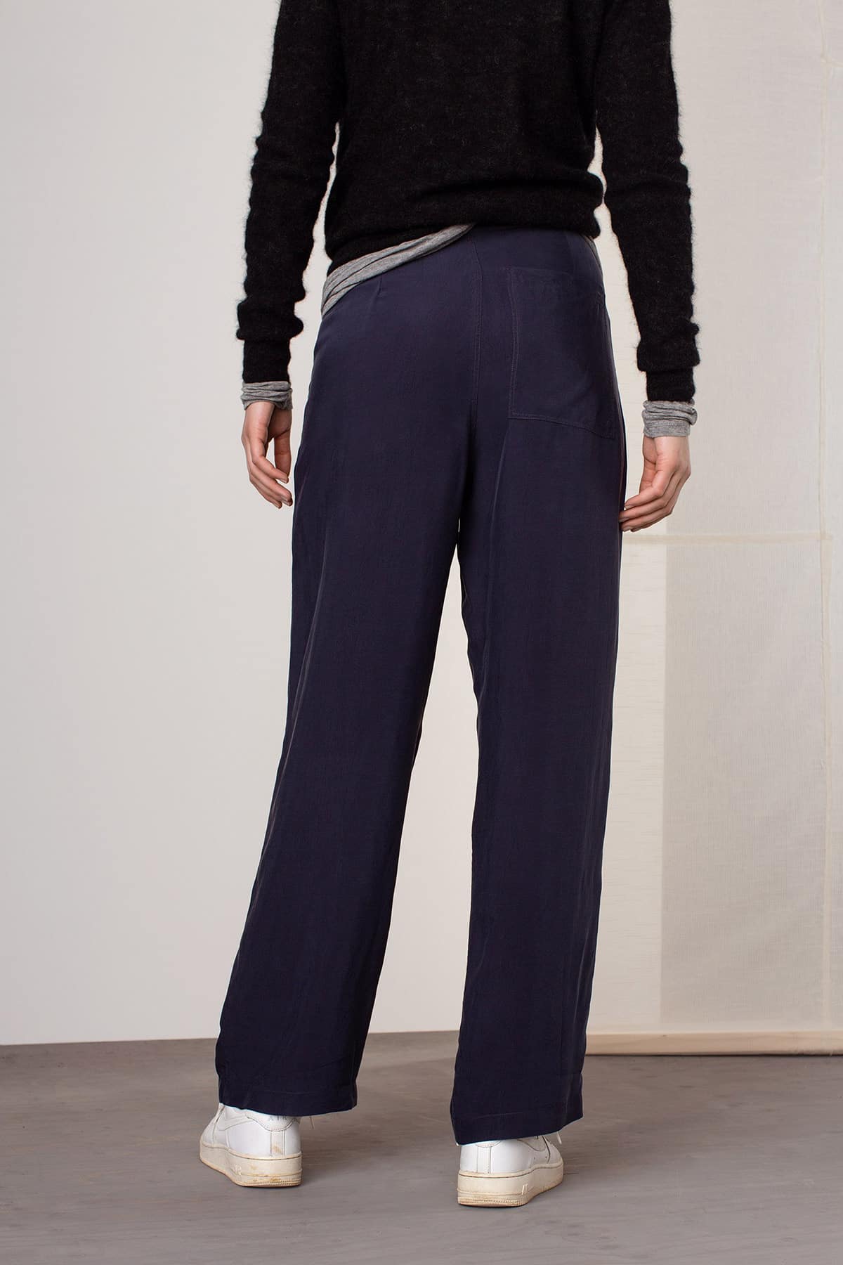 Humanoid_RIGG_trousers_NIGHT_02