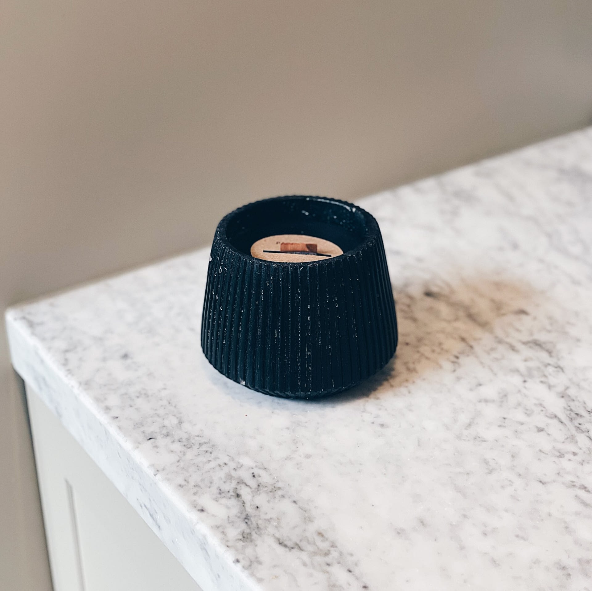 Paju-Design_Axia-Dark-Grey_candle_1