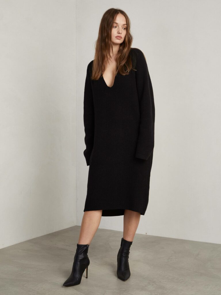 6736 4c53c6e3c6 10000270 juliettesweater darkeveningblack front1 2400