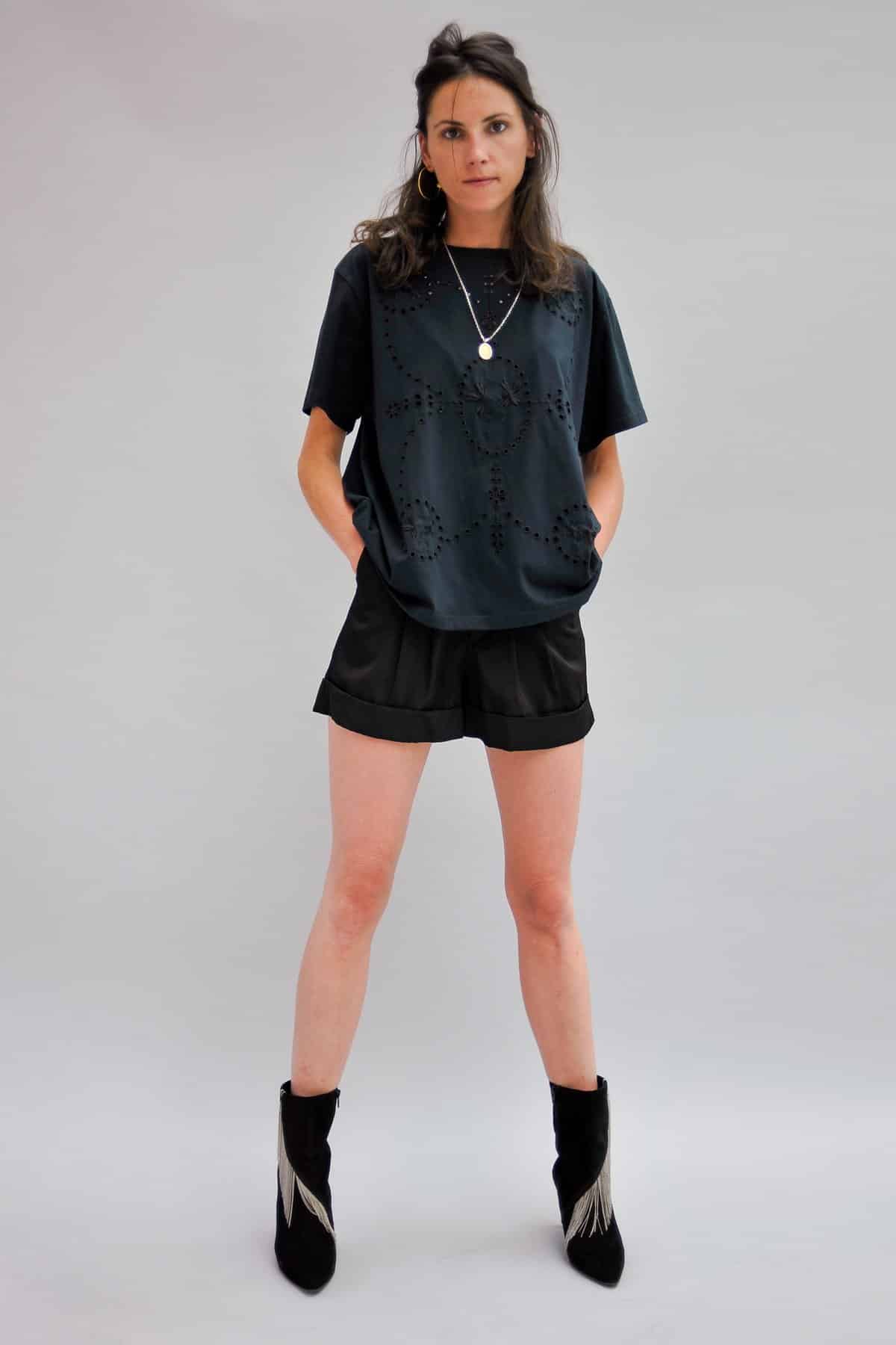 sarahdesainthubert-tshirt-daisy-black-1_1200x1800