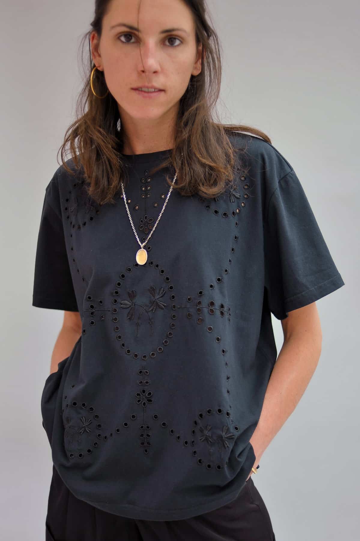 sarahdesainthubert-tshirt-daisy-black-3_1199x1800
