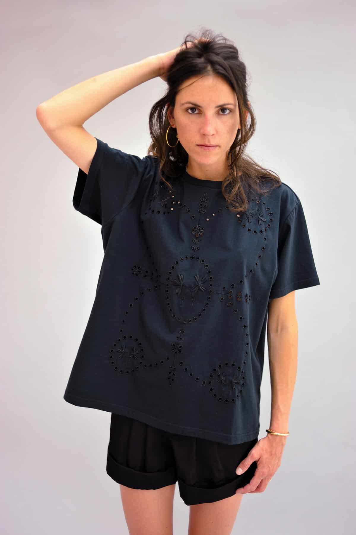 sarahdesainthubert-tshirt-daisy-black-5_1200x1800