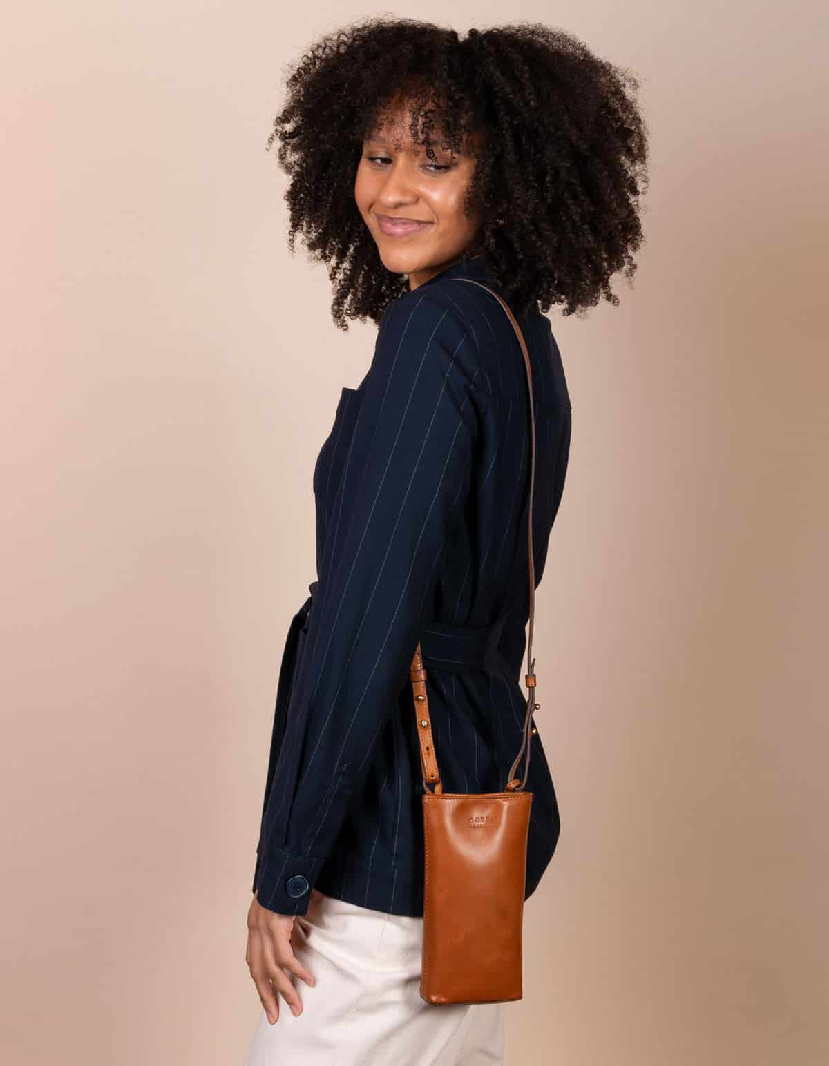 CharlieBag_Cognac_ClassicLeather_FemaleModel_3_1200x