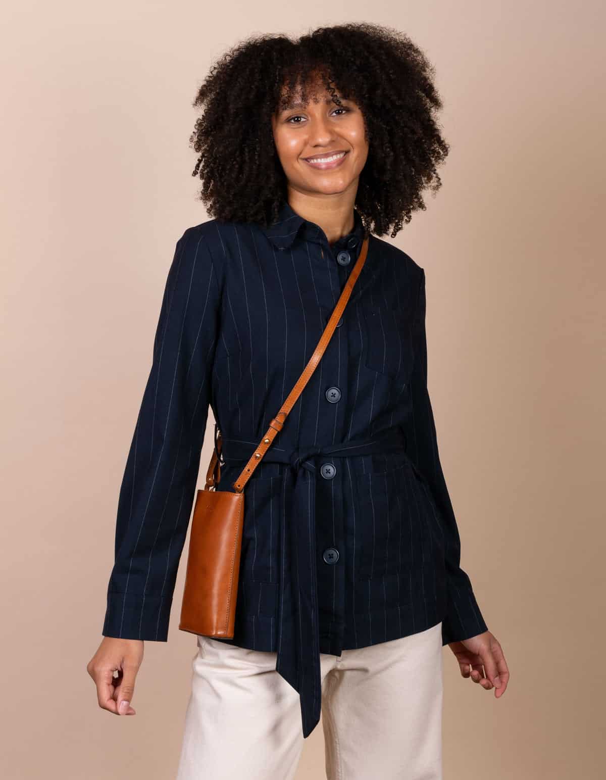 CharlieBag_Cognac_ClassicLeather_FemaleModel_4_1200x