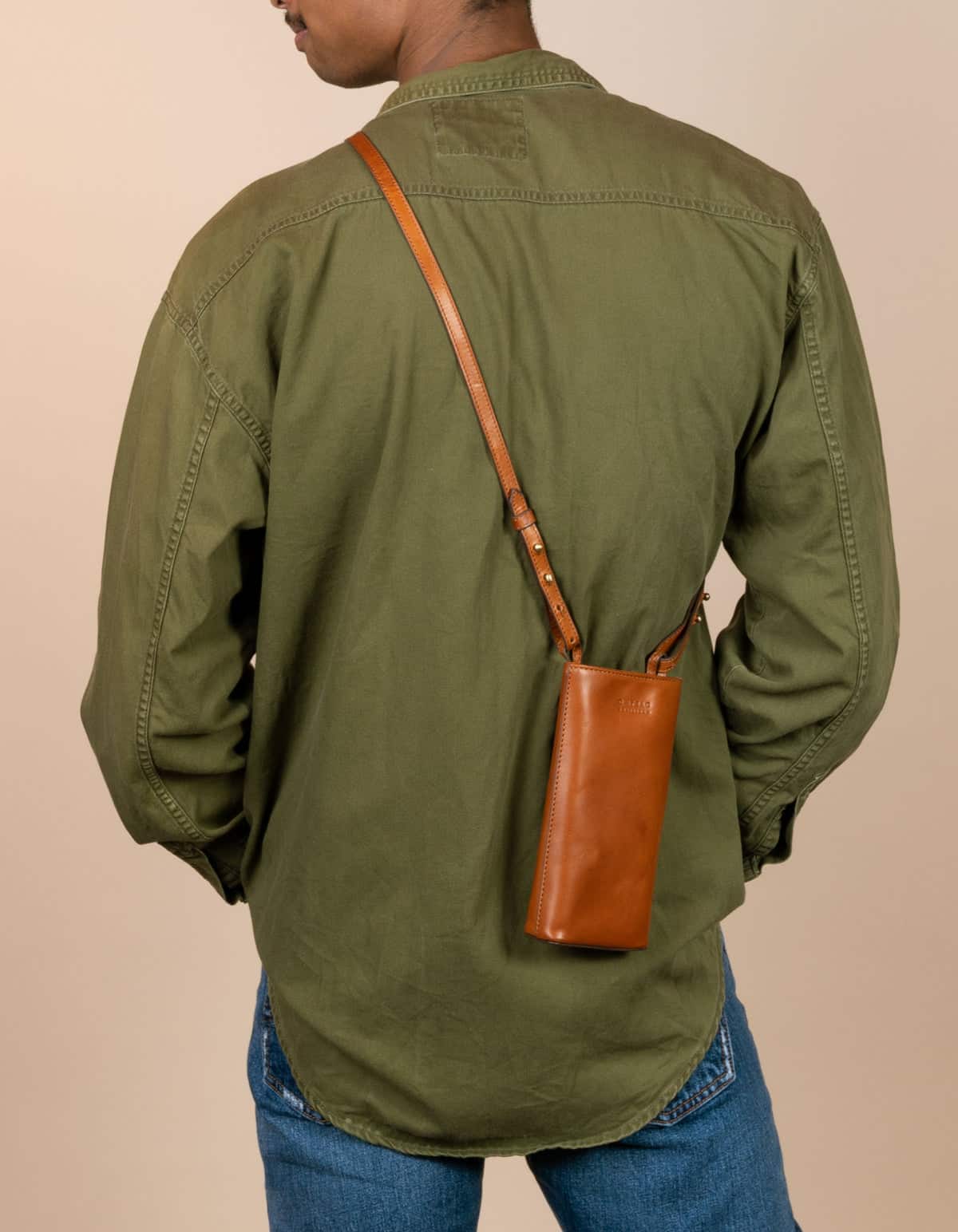 CharlieBag_Cognac_ClassicLeather_MaleModel_3_1200x