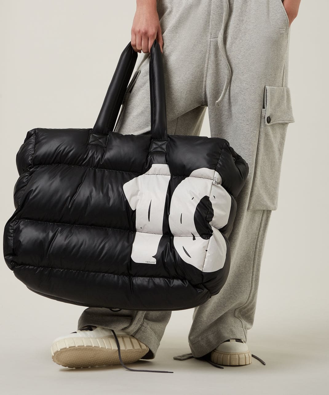 10DAYS_PILLOW-SHOPPER_Black_4