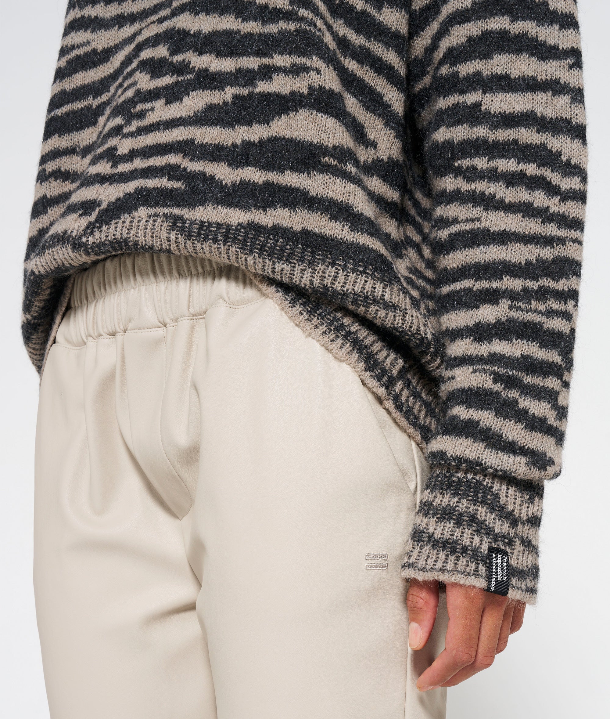 10Days_knit-sweater-zebra_4
