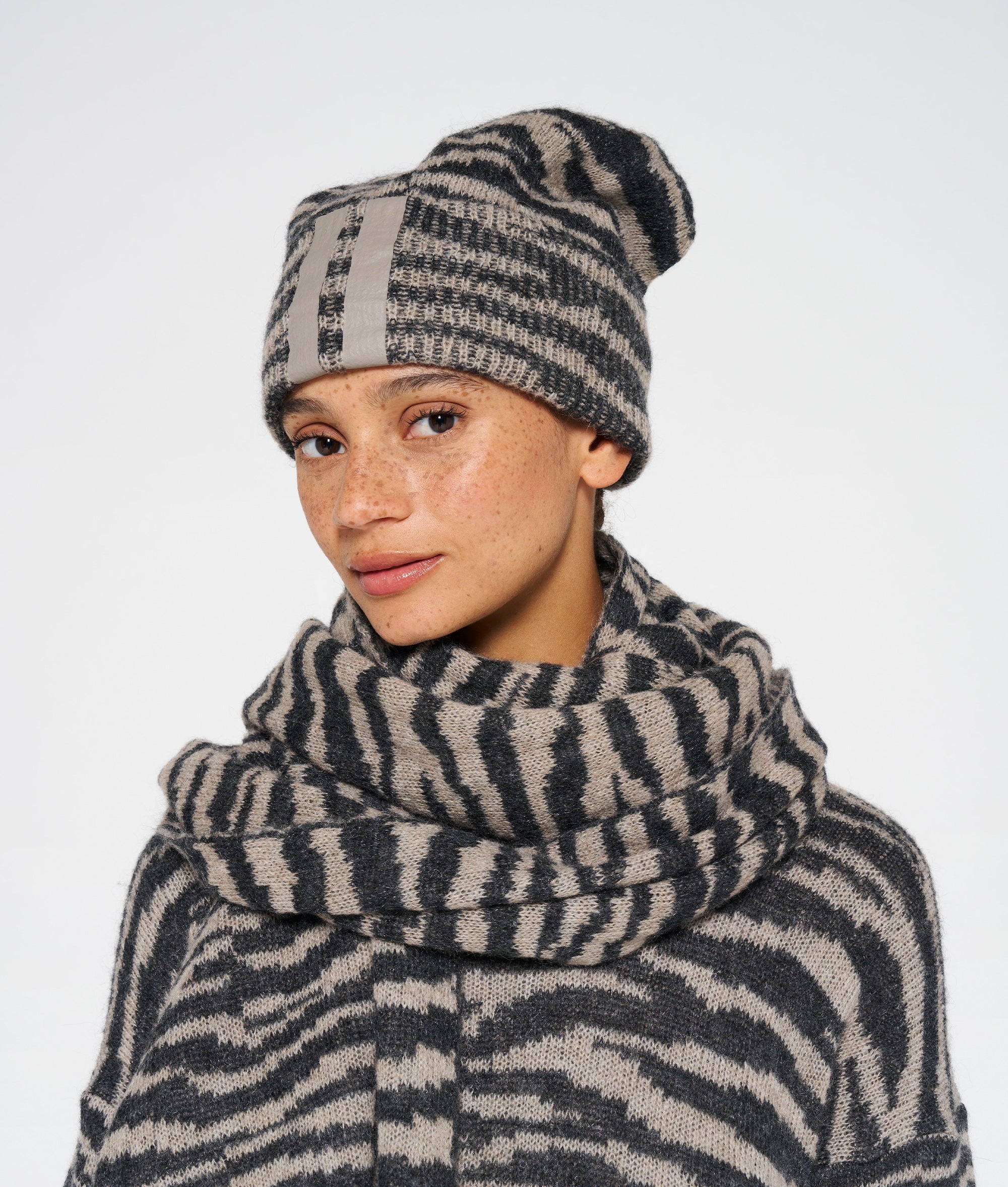 10Days_knitted-beanie-zebra_0