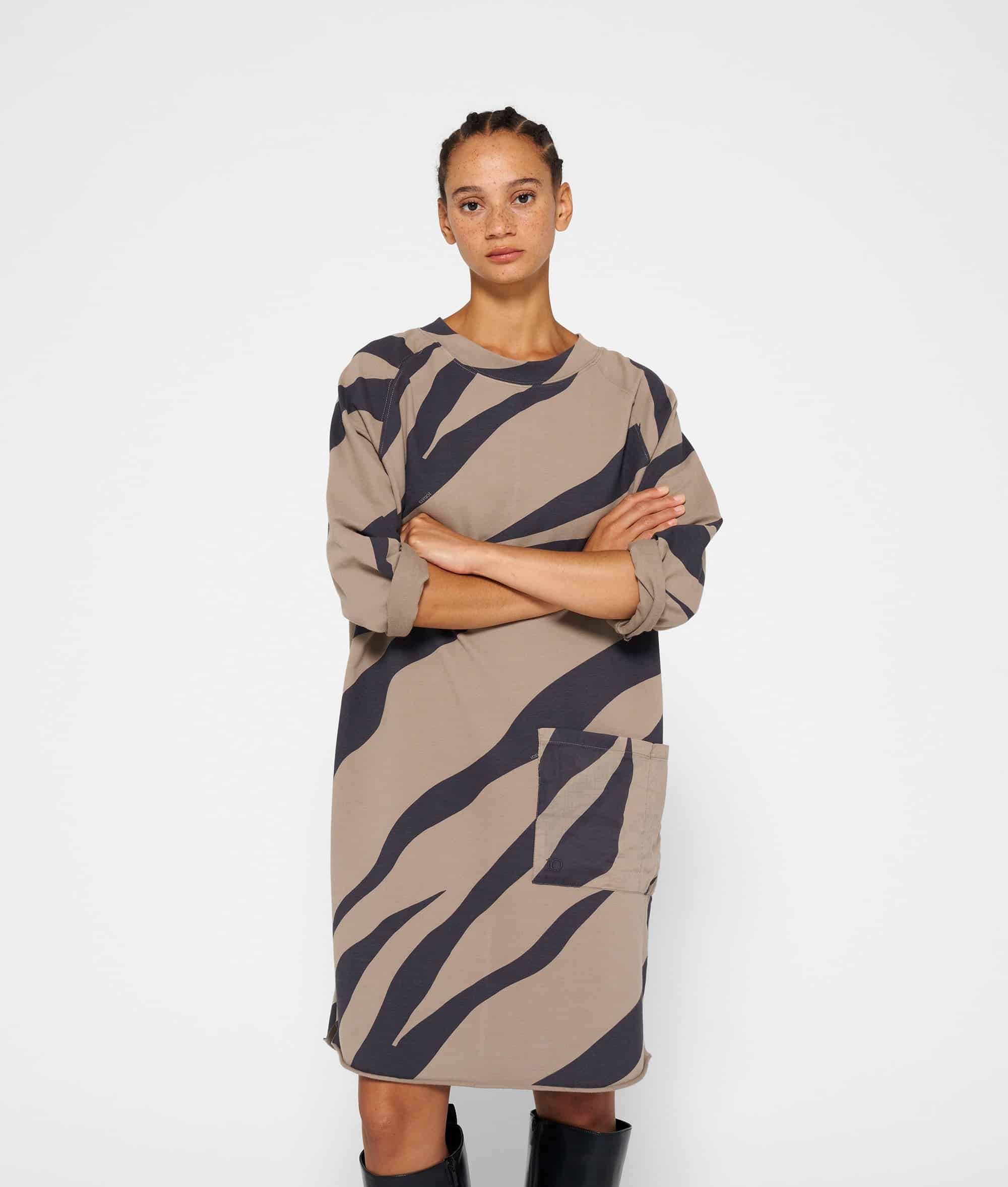 10Days_sweatdress-zebra_2