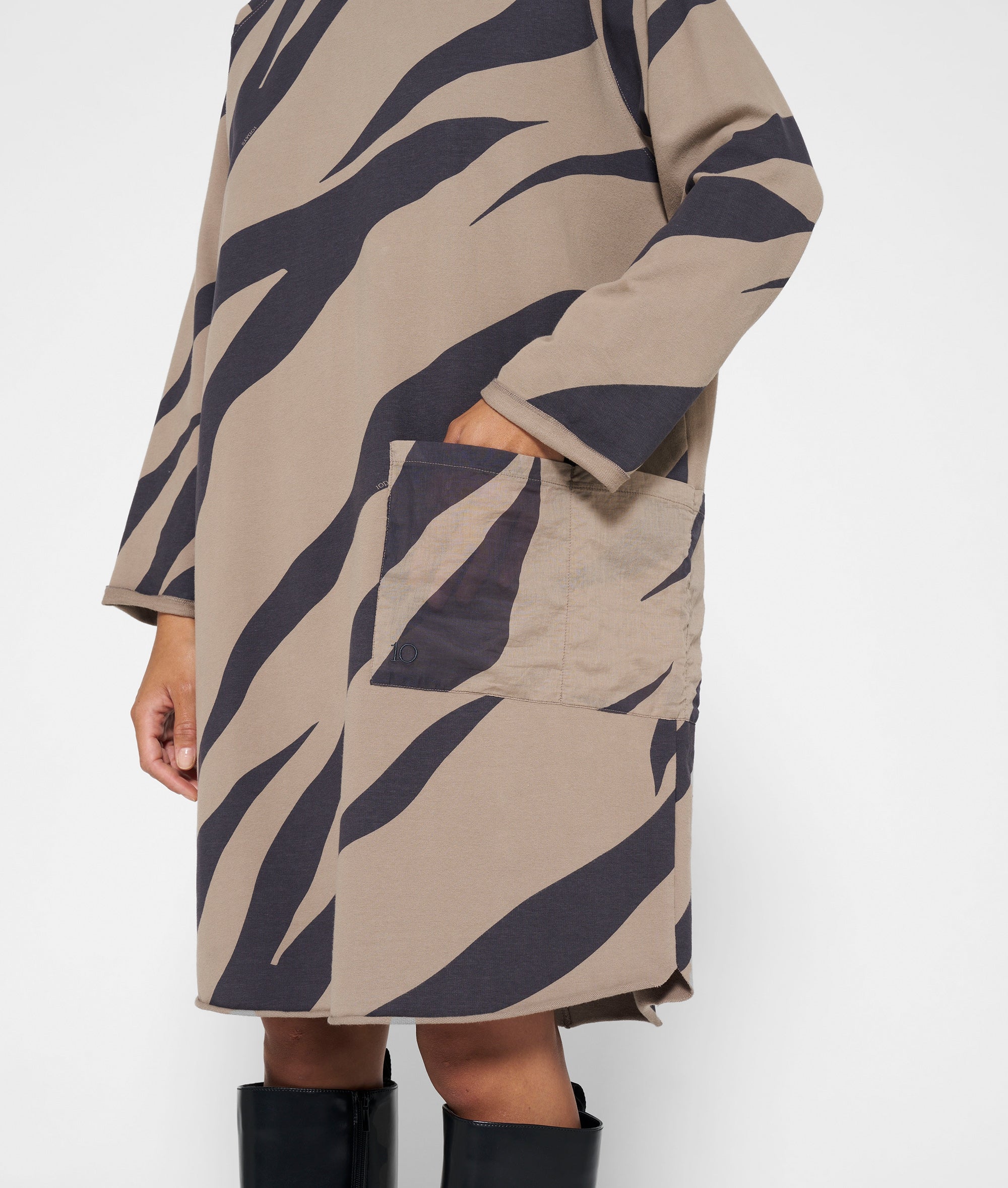 10Days_sweatdress-zebra_4