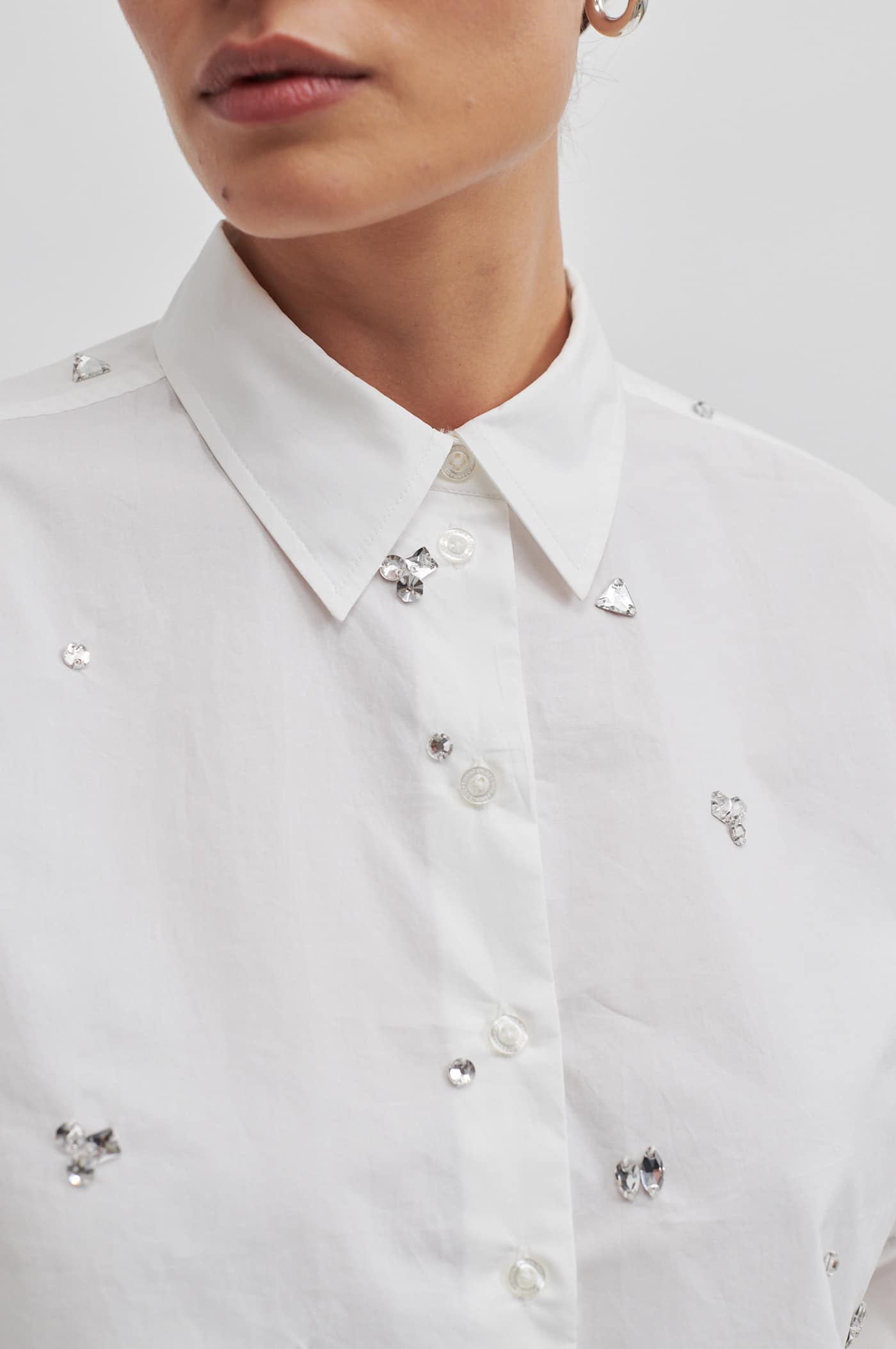 Second-Female_Calli-shirt-white_3