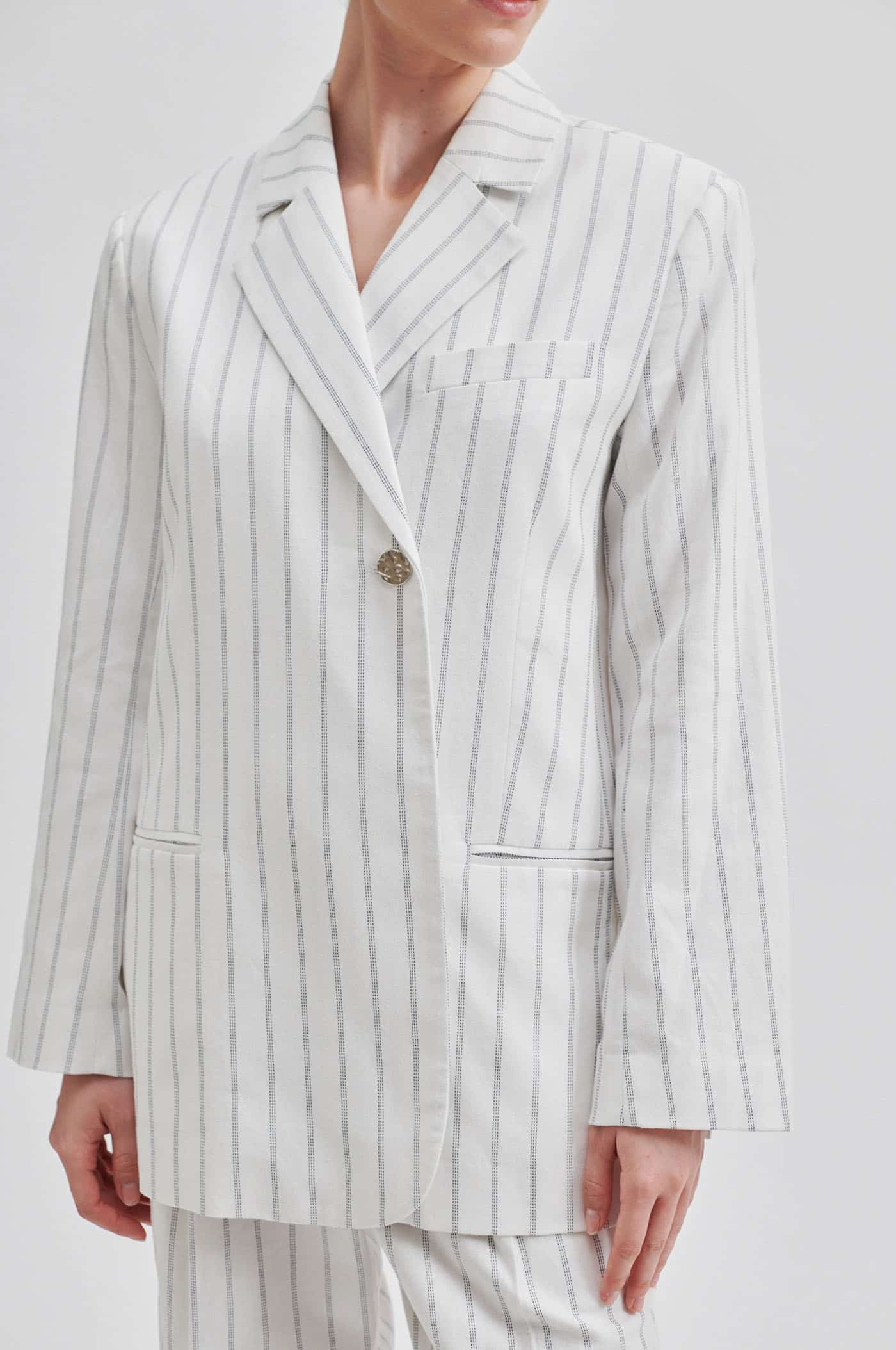 Second-Female_ESANA_BLAZER_SNOW_WHITE_3
