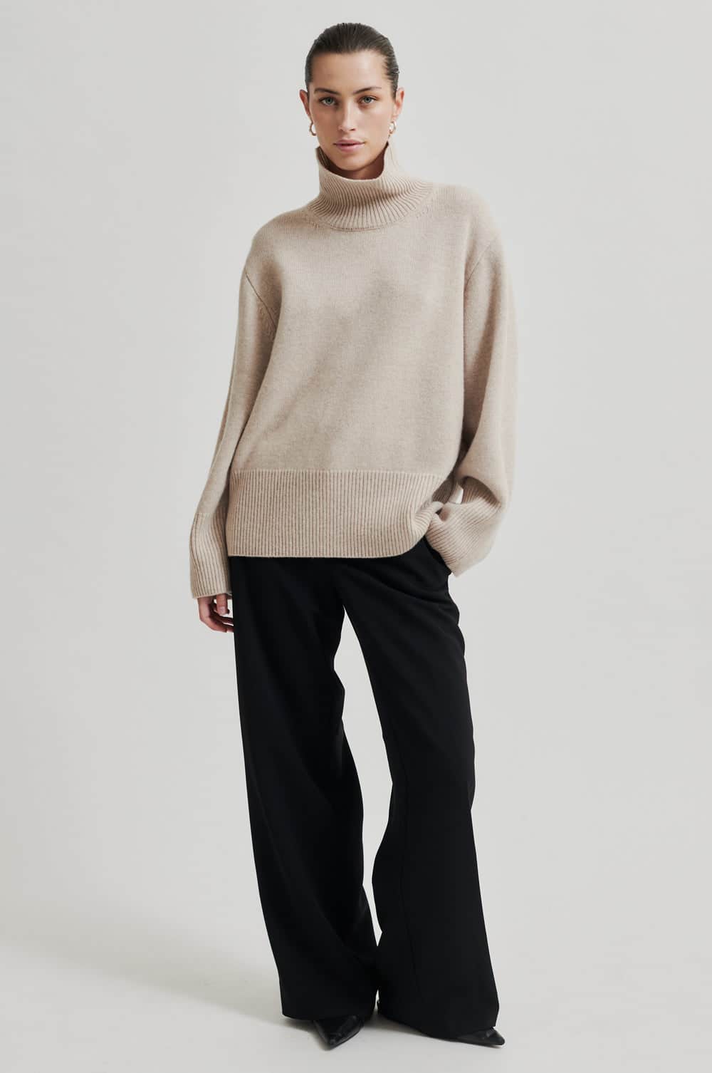SecondFemale_Alpha-knit-T-neck_1