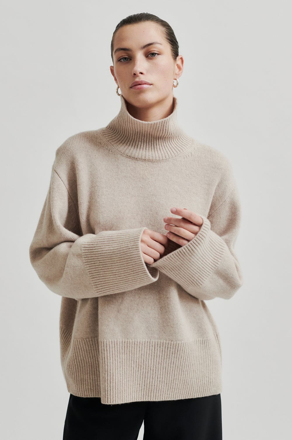 SecondFemale_Alpha-knit-T-neck_2