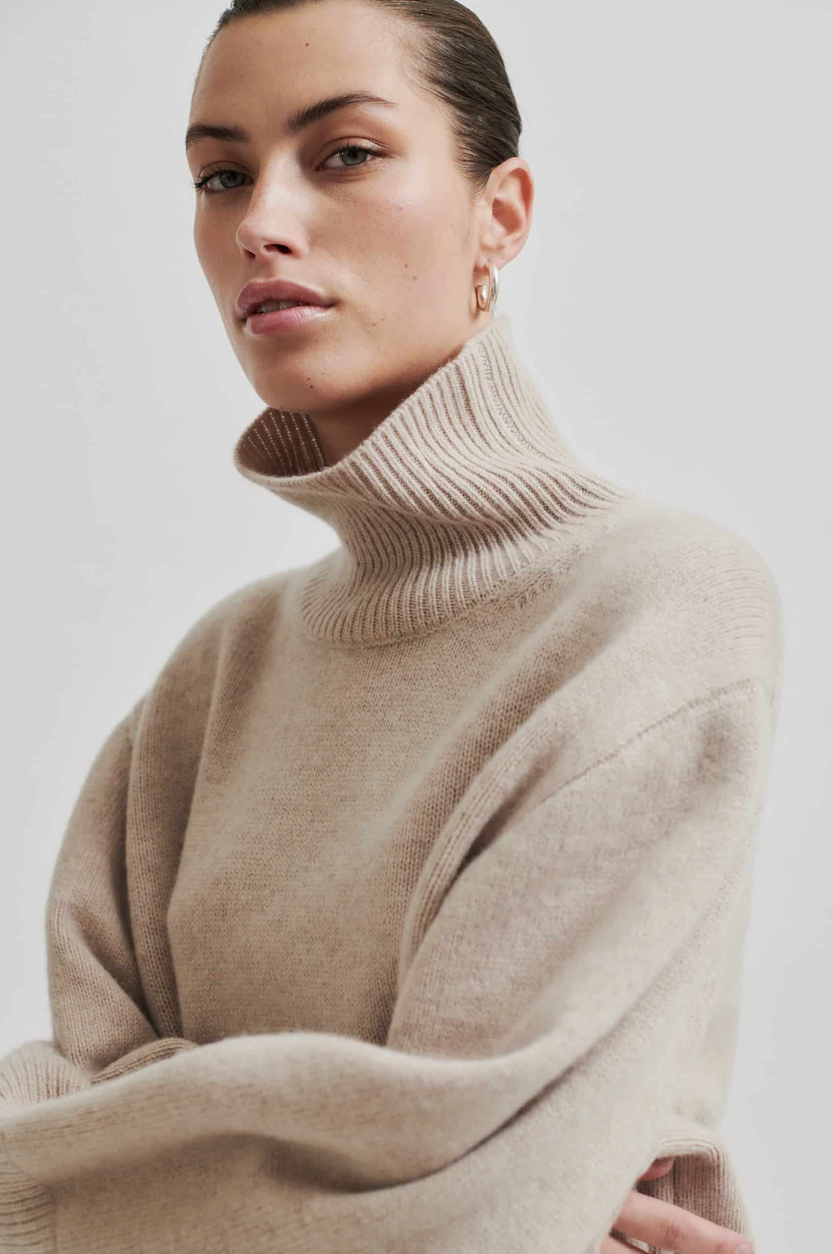 SecondFemale_Alpha-knit-T-neck_3