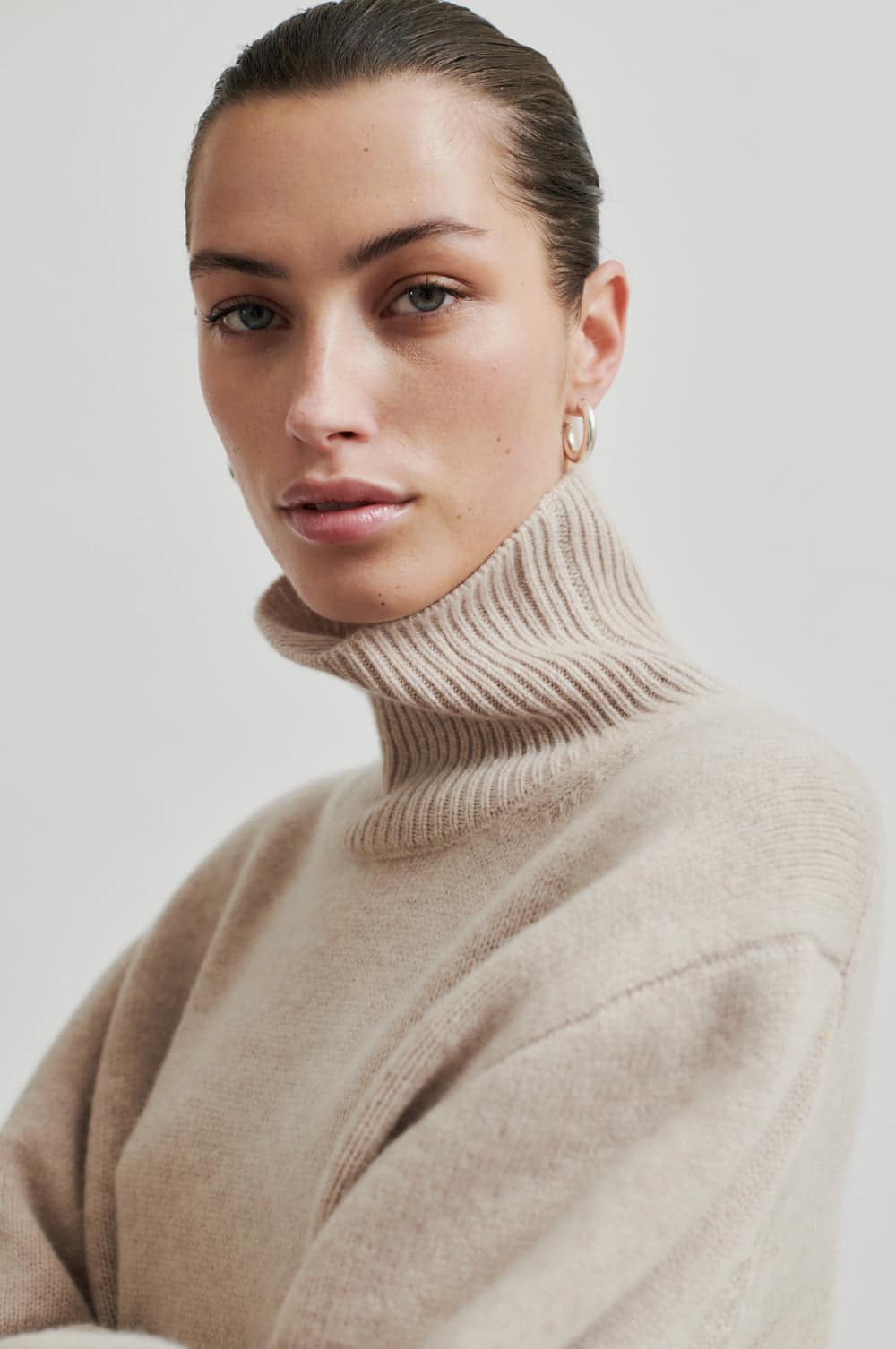 SecondFemale_Alpha-knit-T-neck_4
