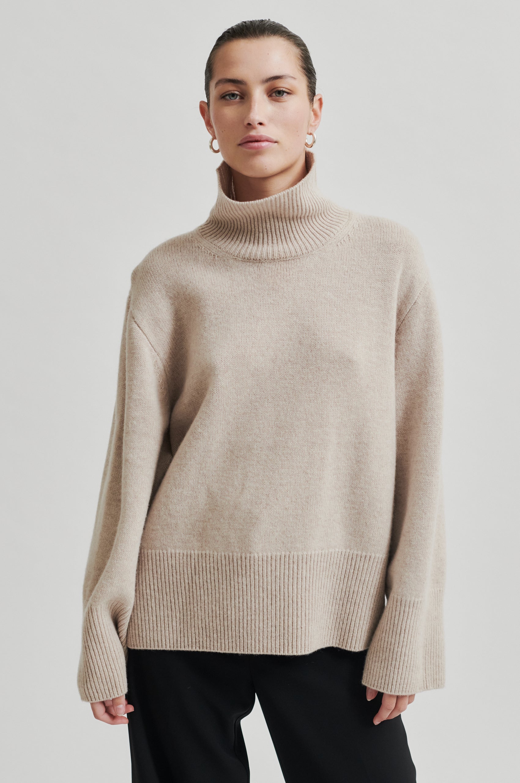 SecondFemale_Alpha-knit-T-neck_5