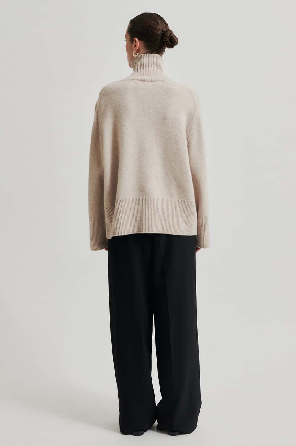 SecondFemale_Alpha-knit-T-neck_7