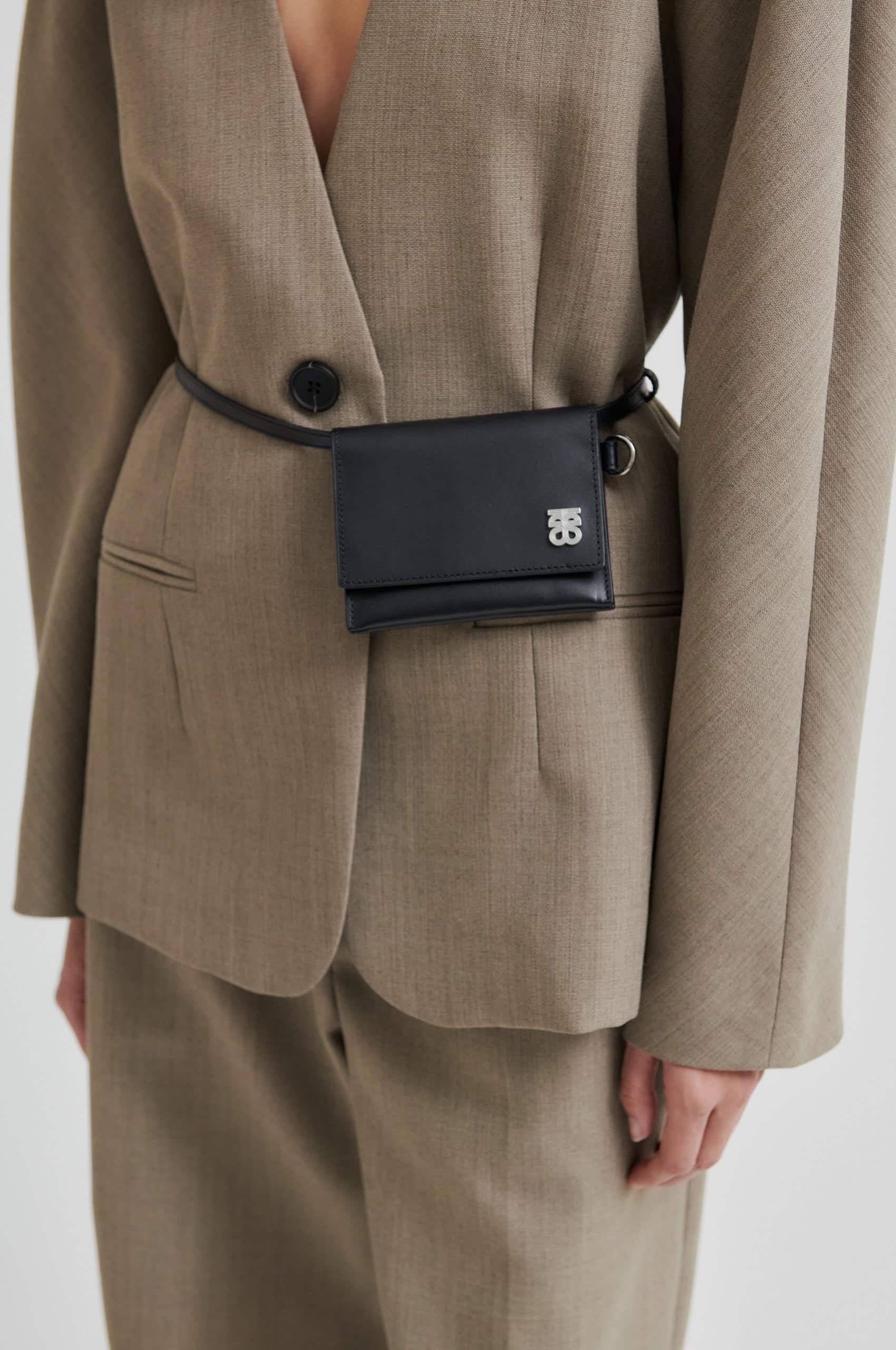 SecondFemale_BELTA-LEATHER-BAG_0