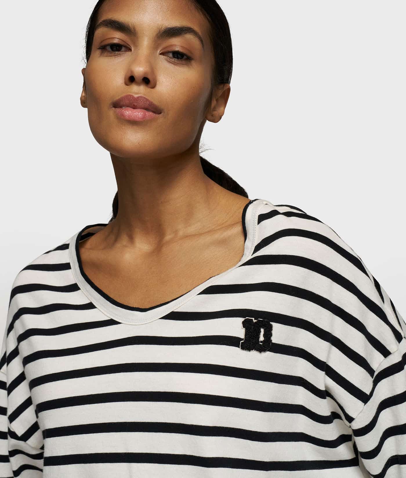 10DAYS_Boxy-V-neck-tee_4
