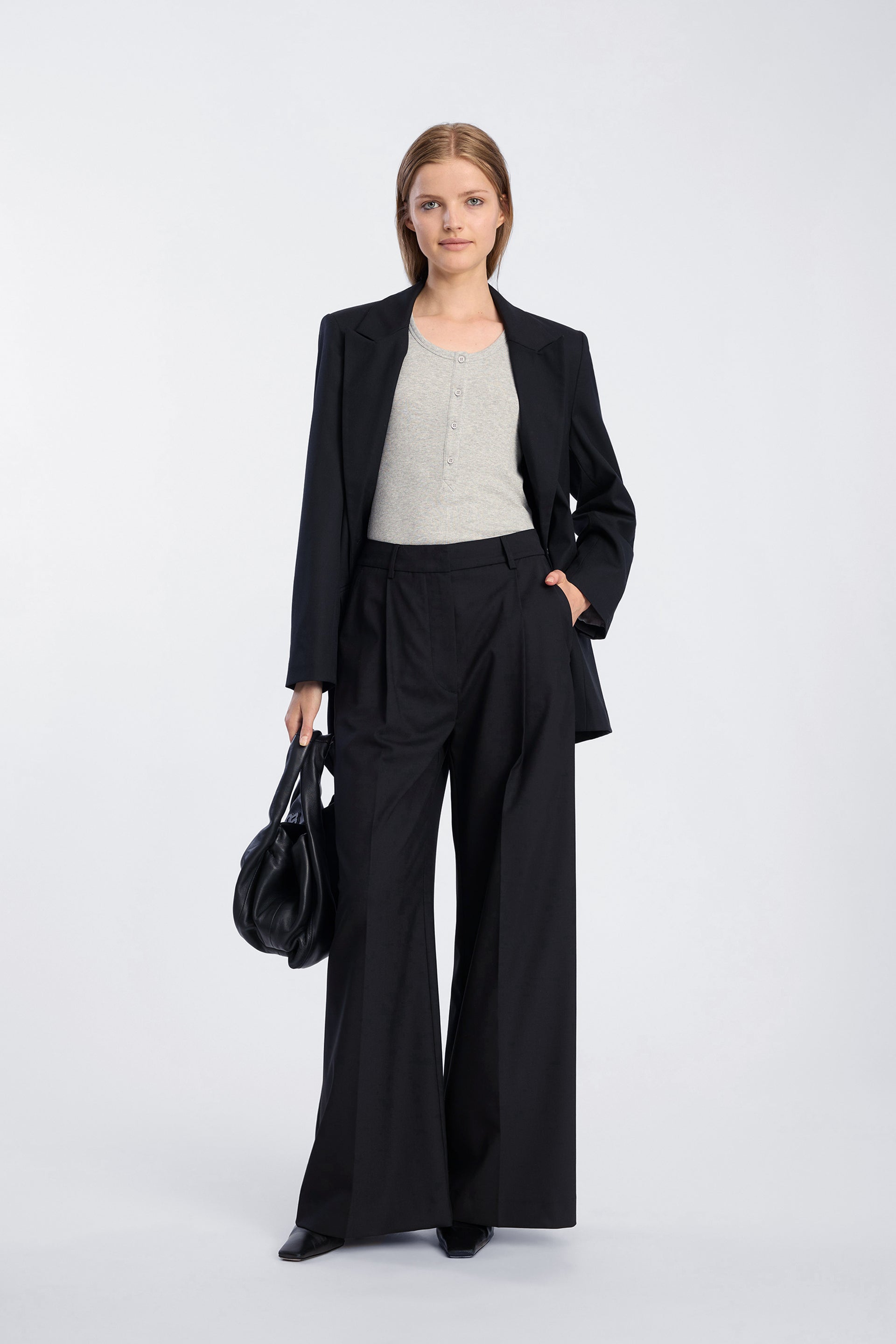 MUNTHE_LUPON_BLACK_1