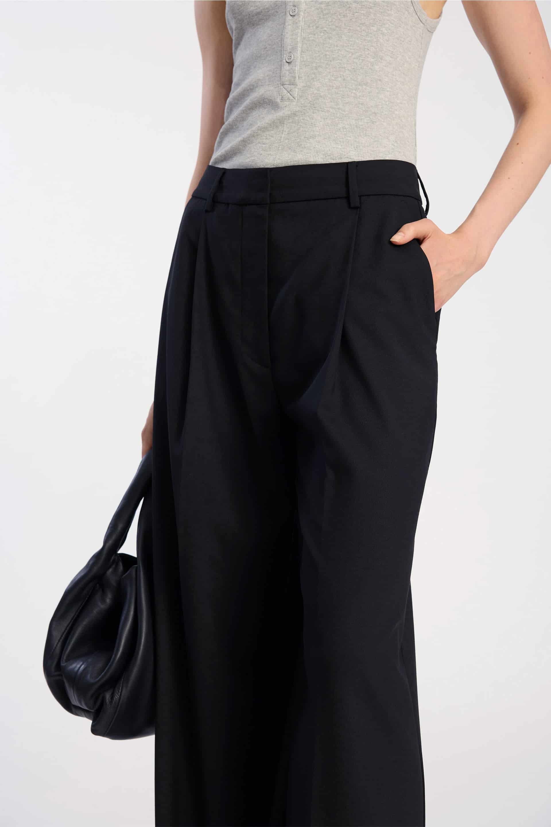 MUNTHE_LUPON_BLACK_2