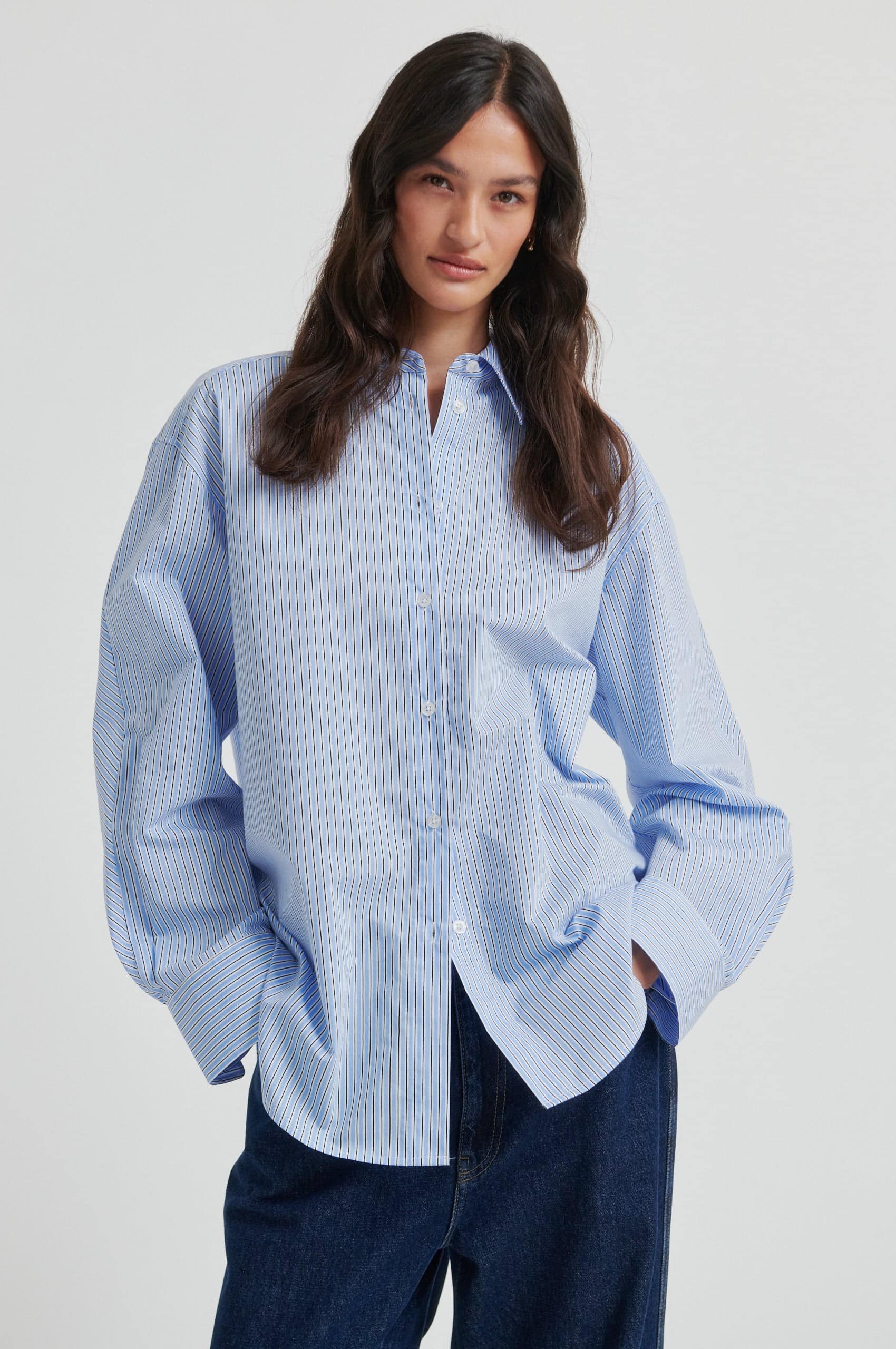 SecondFemale_ALMINE-CLASSIC-SHIRT_1