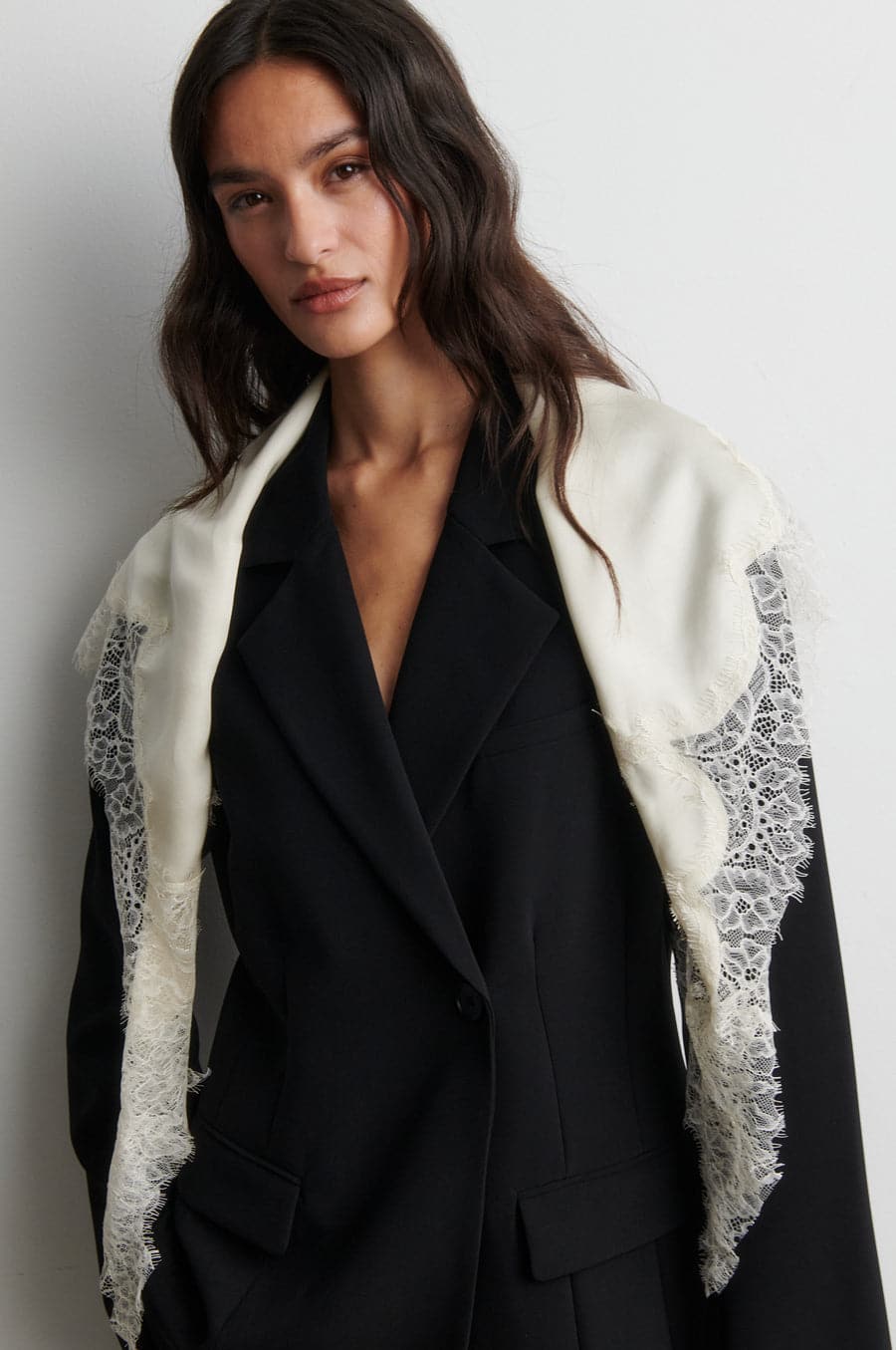 SecondFemale_LaciaHipScarf_Cream_1
