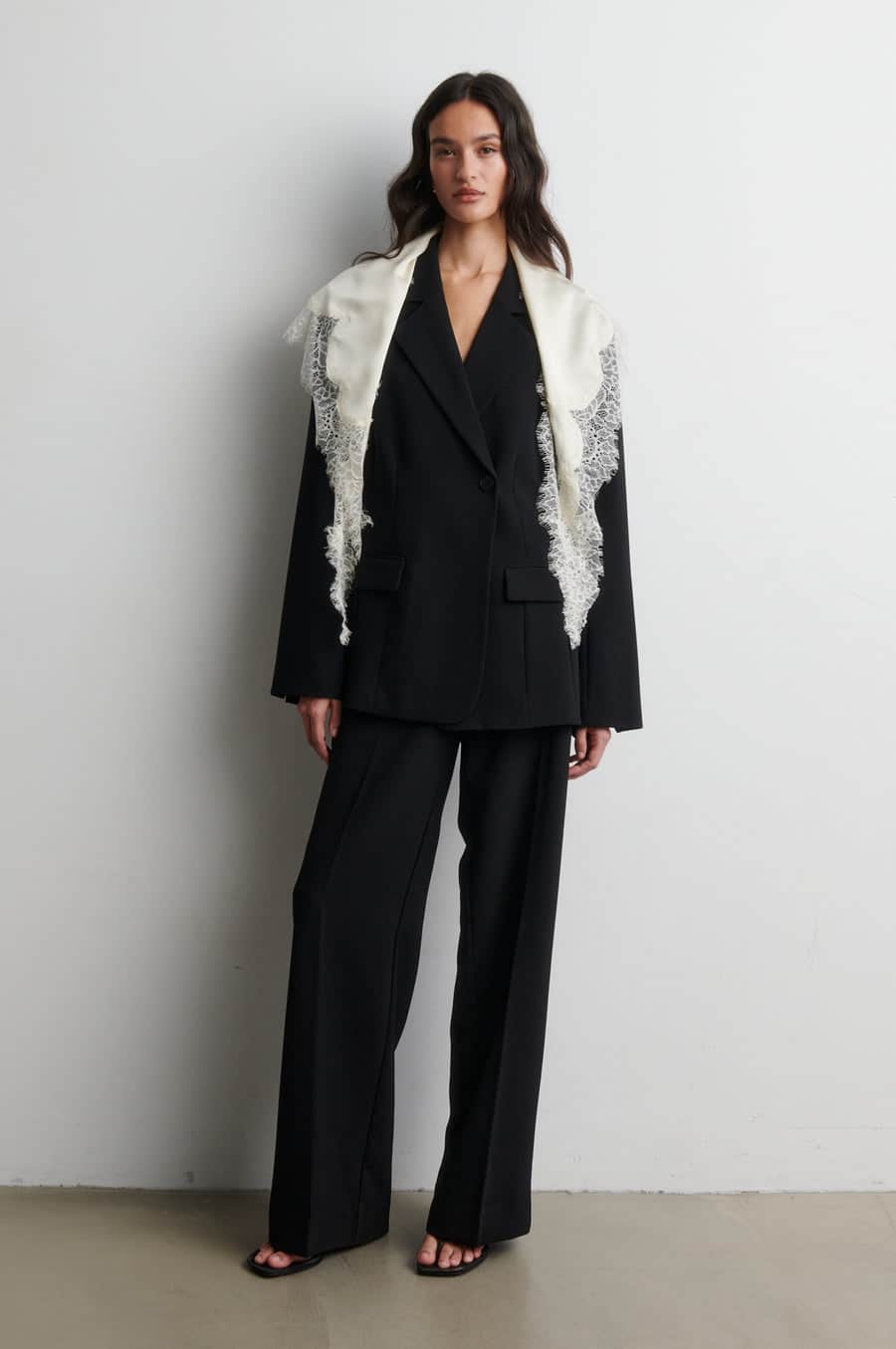 SecondFemale_LaciaHipScarf_Cream_2