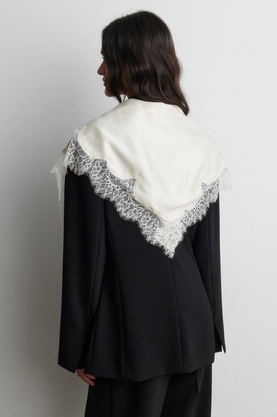 SecondFemale_LaciaHipScarf_Cream_6