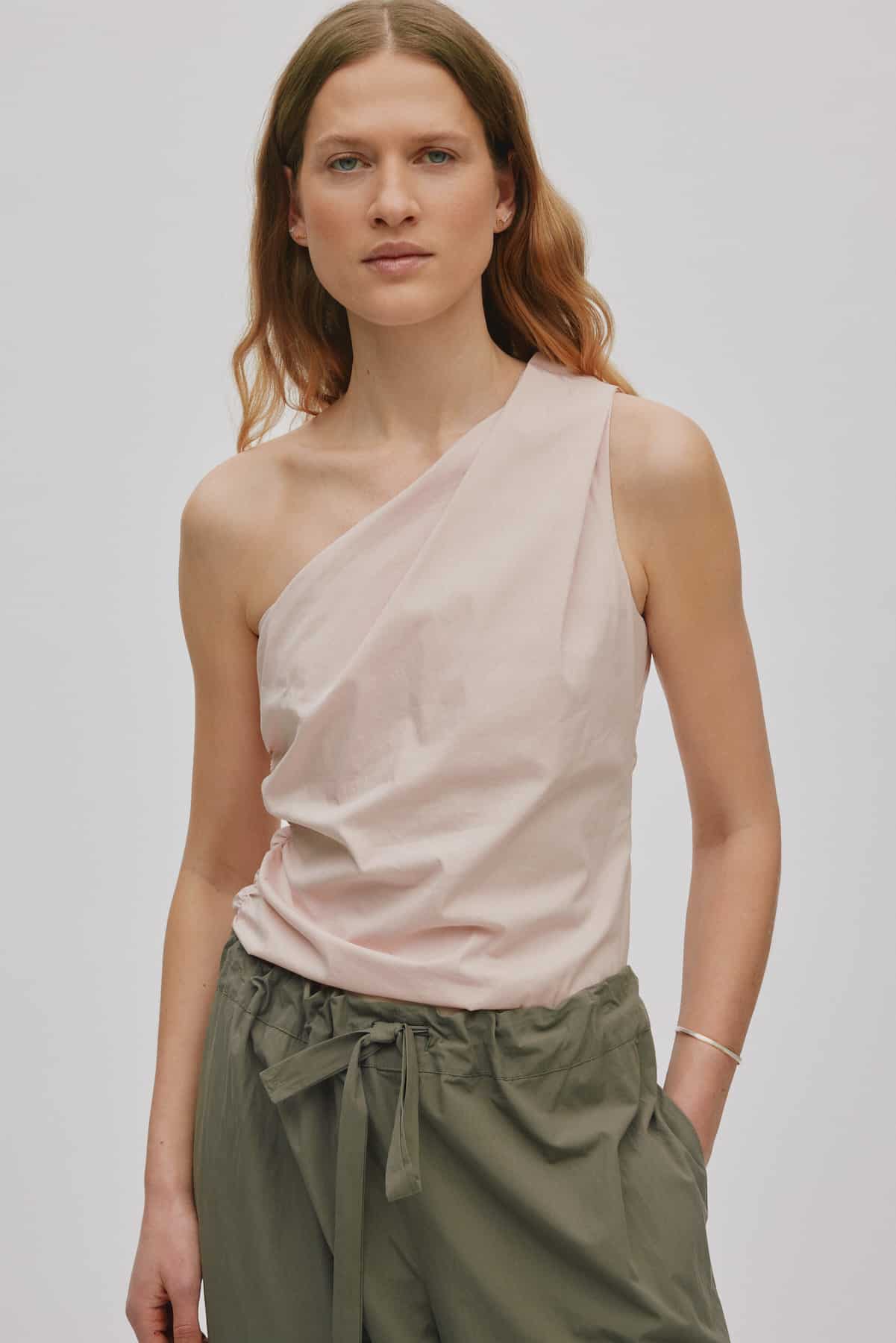 RabensSaloner_One-shoulder-top _Mirha-Powder_1