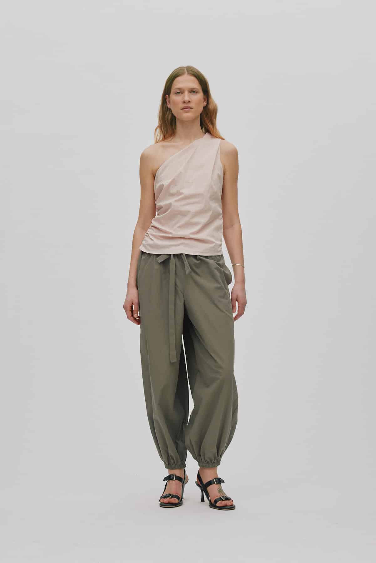 RabensSaloner_One-shoulder-top _Mirha-Powder_2