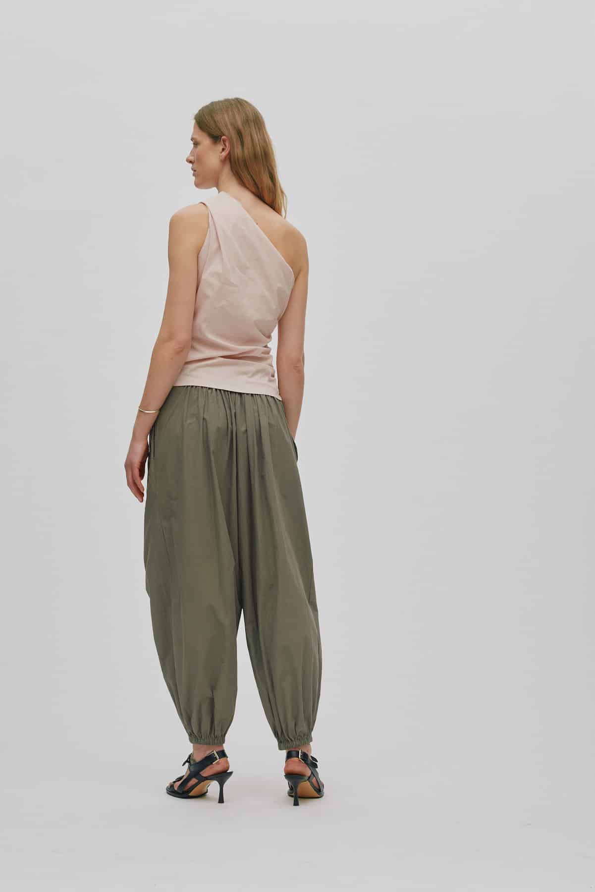 RabensSaloner_One-shoulder-top _Mirha-Powder_3