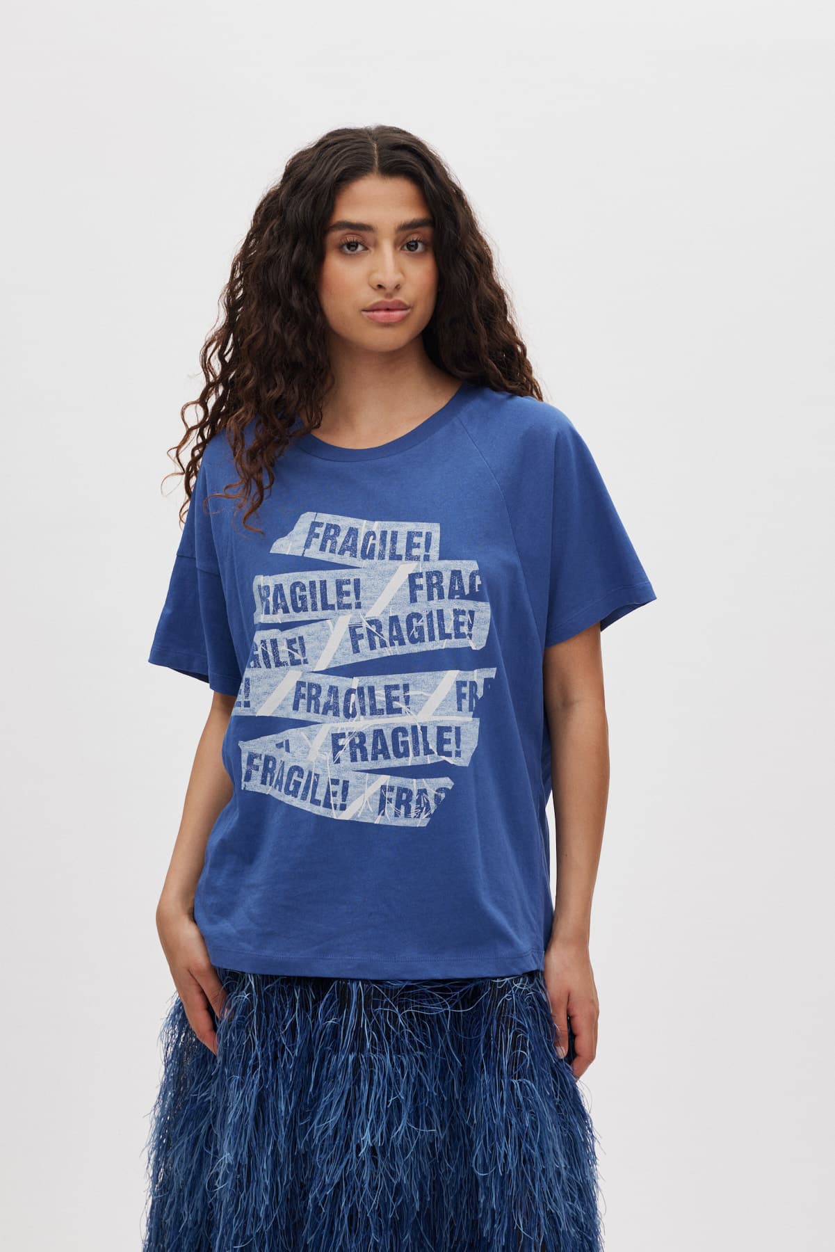 RabensSaloner_Ary-Fragile-tee_Blue_1