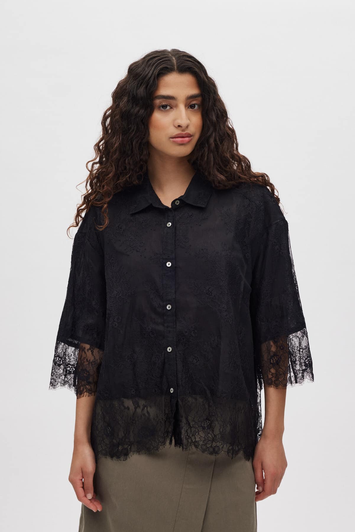 RabensSaloner_Babara-laced-shirt_4