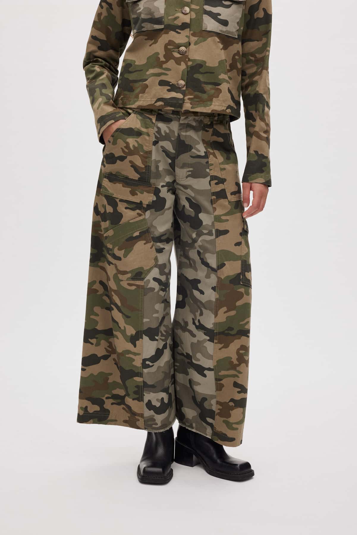 RabensSaloner_NIVA_camo-pants_1