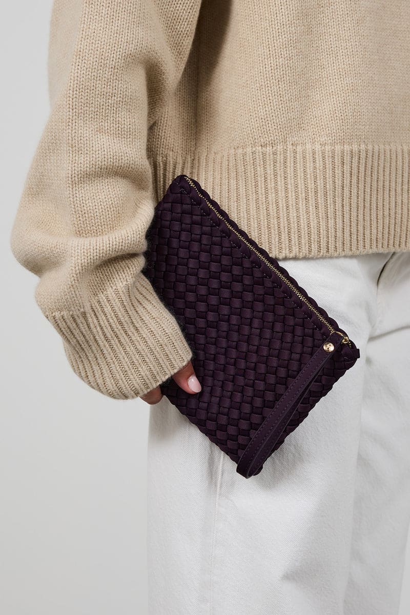 Marrea_Clutch_Aubergine_Zoom2