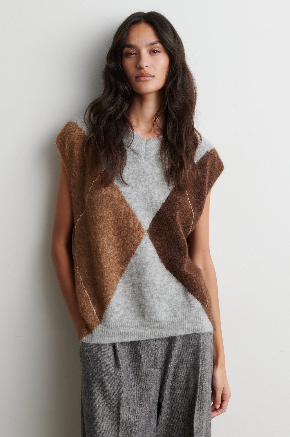 SecondFemale_FORCA-knit-vest_1