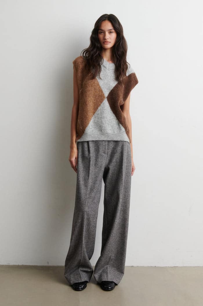 SecondFemale_FORCA-knit-vest_4