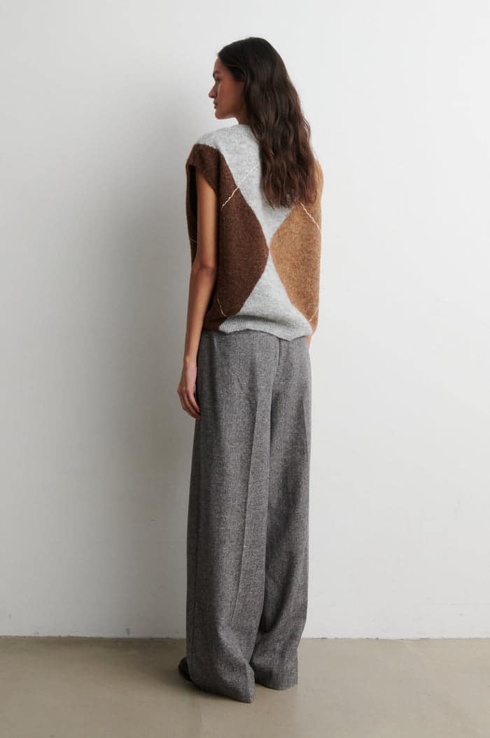SecondFemale_FORCA-knit-vest_7