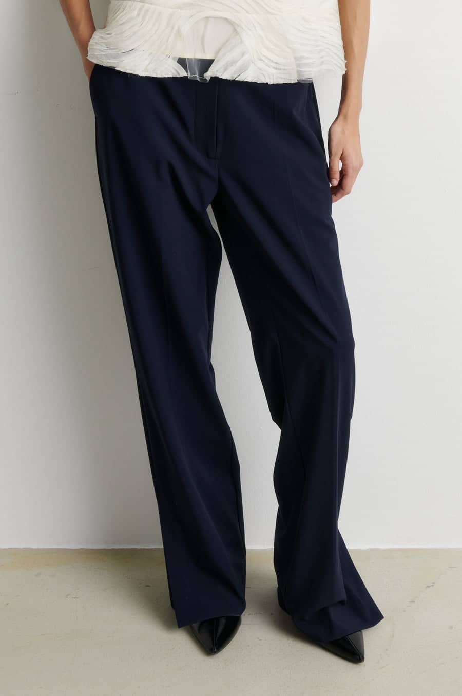 SecondFemale_Lively-trousers_2